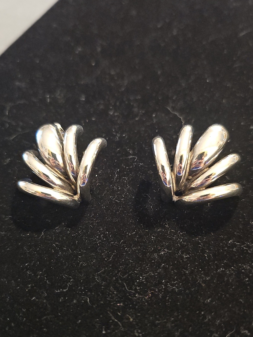 Unbranded Sculptural Fan Clip On Earrings Women OS Silver Tone Modernist Size OS